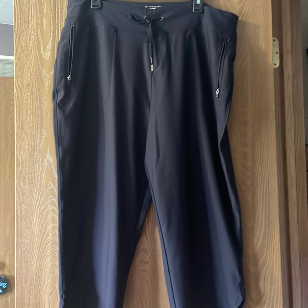 Women’s athletic crop pant